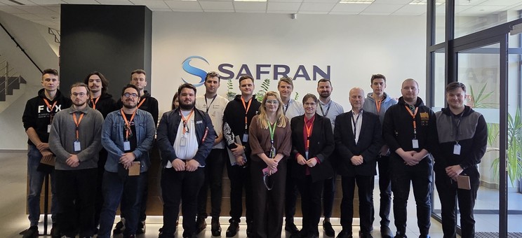 A team of students with representatives of Safran Aircraft Engines Poland and Rzeszów University of Technology participating in the meeting